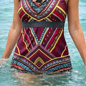 EXCELLENT CONDITION COLORFUL TITLE NINE SMALL PADDED TANKINI TOP